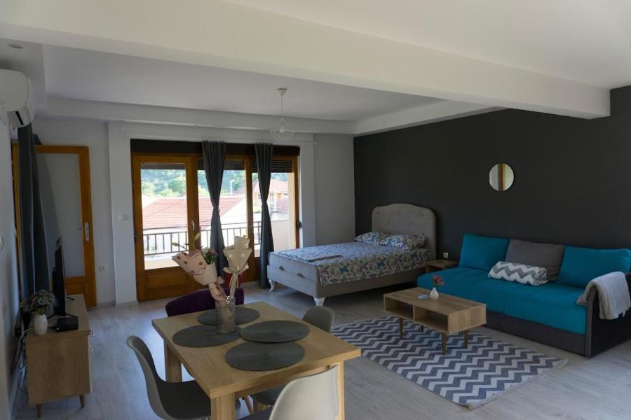 Apartments Ena トレビニエ エクステリア 写真